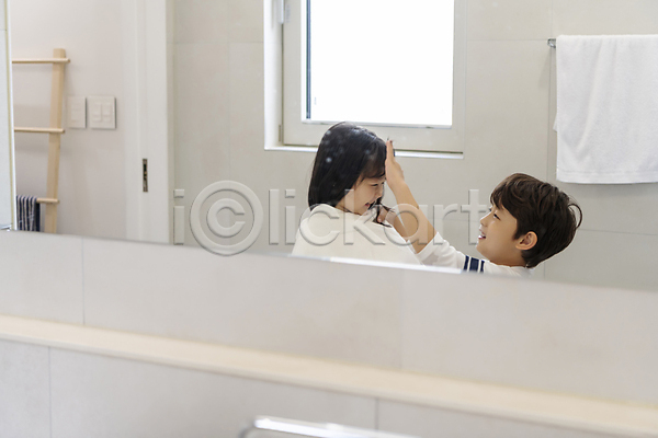 남자 두명 소녀(어린이) 소년 어린이 어린이만 여자 한국인 JPG 앞모습 옆모습 포토 가족 가족라이프 건강관리 마주보기 미소(표정) 반사 상반신 세수 수건 실내 씻겨주기 어린이라이프 욕실거울 위생 창문 청결 화장실