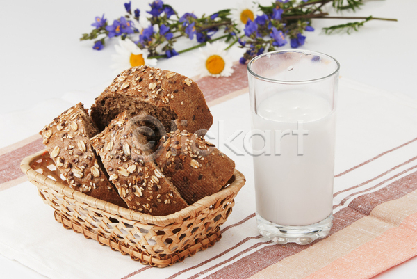 사람없음 JPG 포토 해외이미지 꽃 담기 바구니 식탁보 실내 우유 우유잔 통밀빵 흰배경