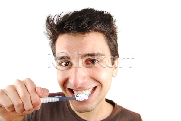기쁨 신선 청춘(젊음) 행복 20대 남자 백인 사람 성인 한명 JPG 포토 해외이미지 건강 고립 돌봄 라이프스타일 미소(표정) 백그라운드 붓 뷰티 빨래 손 씻기 아침 얼굴 위생관리 입 입술 치과의사 치아 치약 칫솔 흰색