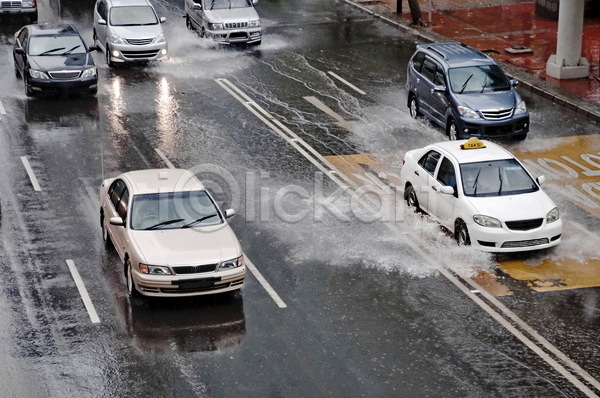 사람없음 JPG 포토 해외이미지 도로 비(날씨) 야외 운전 웅덩이 자동차 주간 택시 튀는물 풍경(경치)