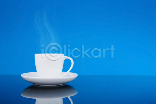 상쾌 사람없음 JPG 옆모습 포토 해외이미지 1 스튜디오촬영 식기 싱글 오브젝트 음료 정물화 주방용품 커피 컵 컵받침 파란색 흰색