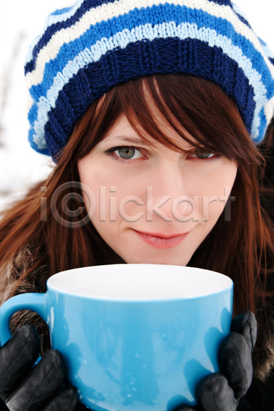 한명 JPG 포토 해외이미지 갈색머리 거리 겨울 계절 관리 응시 잡기 줄무늬 캡모자 컵 큼 파란색