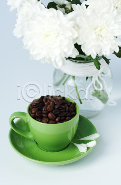 사람없음 JPG 포토 해외이미지 기구 꽃 꽃다발 꽃병 꽃잎 백그라운드 아침 원형 유리 작살 접시 커피 컵 흰색