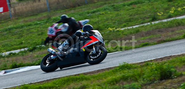 경쟁 위험 흥분 남자 사람없음 JPG 포토 해외이미지 고속도로 대회 라이프스타일 레이스 레이스천 모터 바람 바퀴 선로 속도 스포츠 아스팔트 야외 엔진 오토바이 운전 운전사 이벤트 자전거 직업 추적 포즈 하늘 해외포토 헬멧 힘