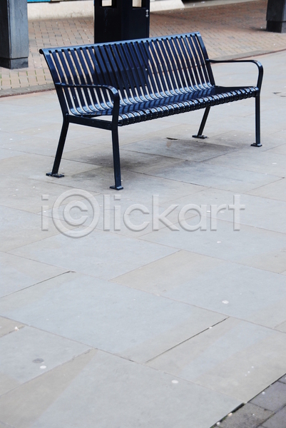 평화 휴식 사람없음 JPG 포토 해외이미지 가구 거리 공원 금속 도시 디자인 바닥 벤치 앉기 야외 외관 의자 일반 철 파란색