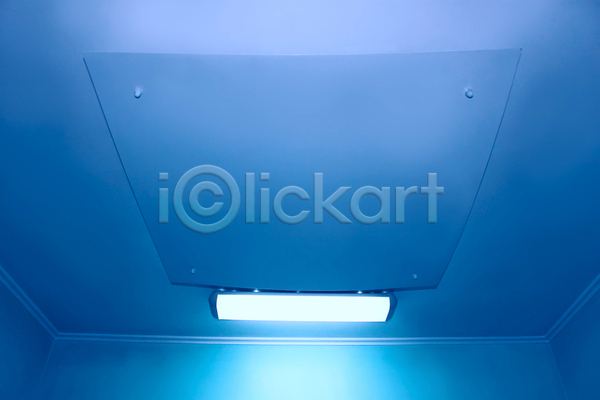보호 특별함 사람없음 JPG 포토 해외이미지 건강 그늘 돌봄 라디에이터 램프 모서리 방 벽 빛 스크린 약 외과 자외선 장비 조명 천장 초록색 파란색 필터 하드웨어 환경 흰색