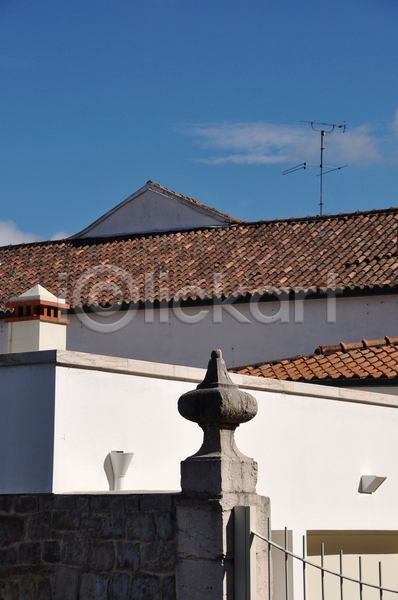 클래식 사람없음 JPG 포토 해외이미지 거리 건축양식 굴뚝 도시 마을 바위 백그라운드 빨간색 스타일 역사 옛날 유럽 전통 지붕 타운 파란색 포르투갈 하늘