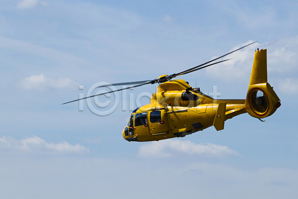 구출 사람없음 JPG 포토 해외이미지 교통시설 구조원 기계 긴급 노란색 사건 속도 의사 칼날 파란색 프로펠러 하늘 항공 헬리콥터 헬프