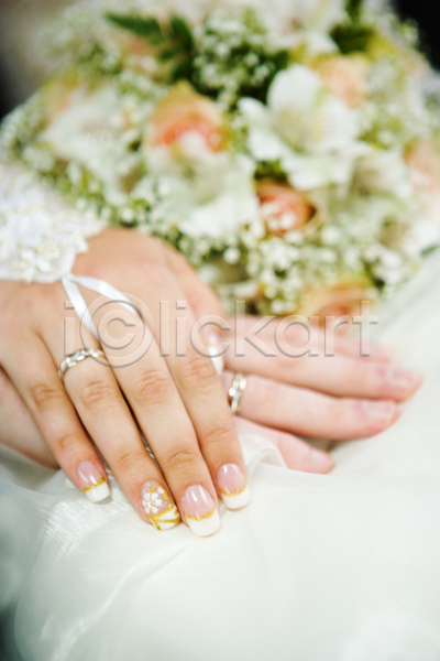 사랑 새로움 축하 행복 사람없음 JPG 포토 해외이미지 강렬 결혼 결혼식 관리 꽃 꽃다발 나눔 남편 다이아몬드 묘사 반지 백합(꽃) 손가락 아내 커플 황금