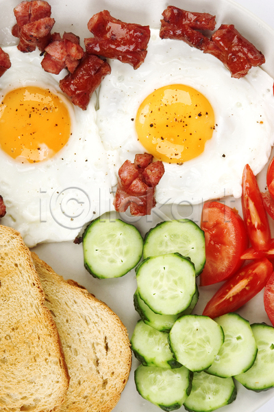 사람없음 JPG 포토 하이앵글 해외이미지 계란프라이 빵 소시지 실내 아침식사 오이 토마토 흰배경