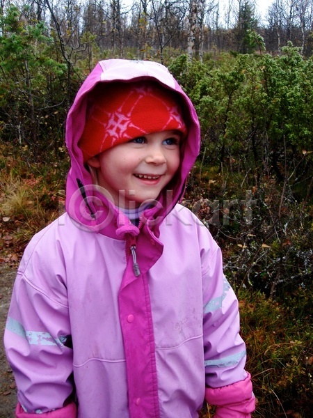 행복 어린이 한명 JPG 포토 해외이미지 가족 노르웨이 라이프스타일 미소(표정) 분홍색 스칸디나비아 야외 여름(계절) 자연 하이킹 휴가