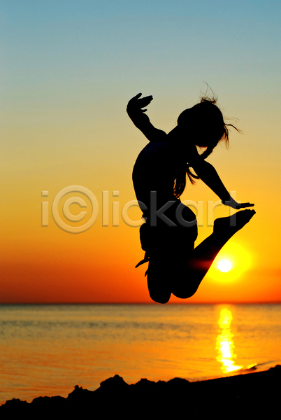 행복 백인 사람 어린이 여자 한명 JPG 포토 해외이미지 라이프스타일 맑음 모래 물 미소(표정) 바다 뷰티 새벽 수평선 야외 여름(계절) 여행 일몰 일출 자연 점프 하늘 해변 휴가