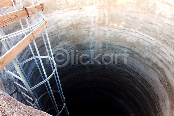 사람없음 JPG 포토 해외이미지 계단 구멍 다운 모양 백그라운드 사다리 세로 어둠 인공 추상 콘크리트 터널 파편 회색