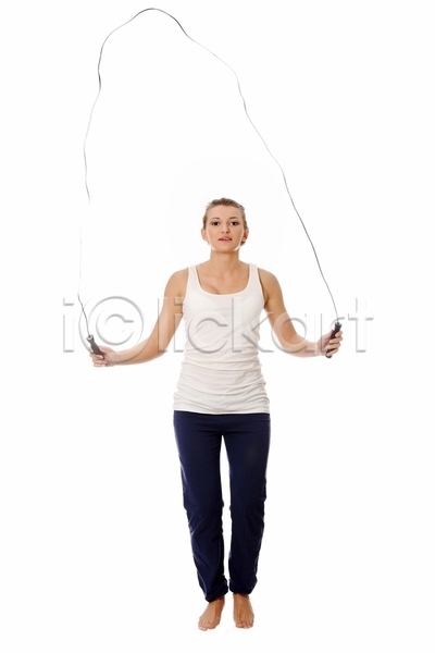 성인 성인여자한명만 여자 한명 JPG 앞모습 포토 해외이미지 실내 유산소운동 전신 점프 줄넘기 흰배경