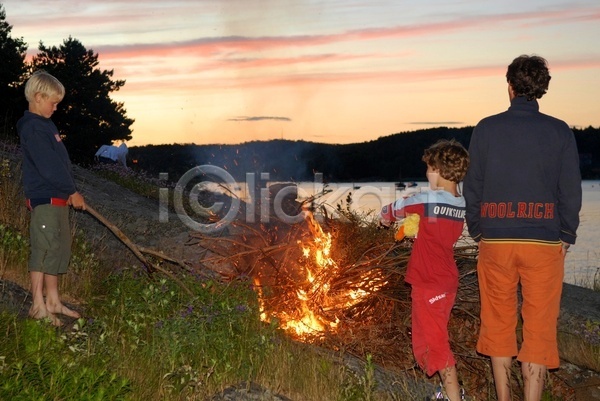 즐거움 행복 세명 소년 JPG 포토 해외이미지 가족 구름(자연) 노르웨이 놀이 라이프스타일 모닥불 물 바다 불 빛 스칸디나비아 야외 여름(계절) 일몰 휴가