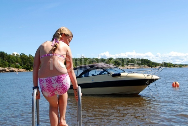 즐거움 행복 어린이 한명 JPG 포토 해외이미지 가족 노르웨이 라이프스타일 맑음 물 바다 보트 수영 스칸디나비아 야외 여름(계절) 정장 태양 함선 햇빛 휴가