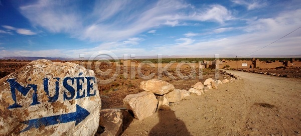 사람없음 JPG 포토 해외이미지 길 나무 마을 메시지 모로코 문화 박물관 방향 벽 사막 사인 산 성 옛날 오아시스 전통 정보 지도책 타운 파노라마 파란색 해외포토 화살