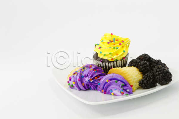 달콤 사람없음 JPG 포토 해외이미지 블랙베리 스프링클 장식 접시 조각 컵케이크 크림