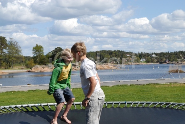 위험 행복 두명 소년 어린이 JPG 포토 해외이미지 가족 넘어짐 노르웨이 라이프스타일 스칸디나비아 야외 여름(계절) 연습 운동 점프 체조 튕기기 회전 휴가