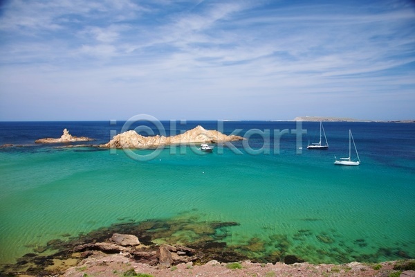사람없음 JPG 포토 해외이미지 물 바다 바위 보트 섬 스페인 안테나 야외 여름(계절) 요트 유럽 자연 지중해 초록색 파란색 풍경(경치) 하늘 항해 휴가