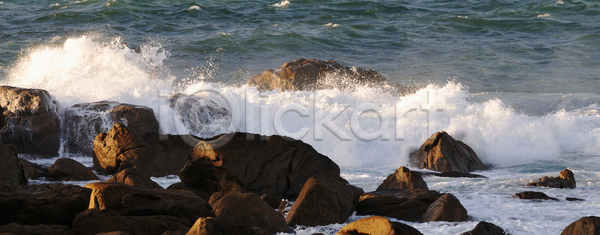 떨어짐 위험 사람없음 JPG 포토 해외이미지 거품 날씨 내추럴 만 모션 물 바다 바람 바위 분무기 암초 압력 에너지 자연 조류 큼 파노라마 파도 폭풍 프랑스 해변 해외포토 해일 흰색 힘 힘찬