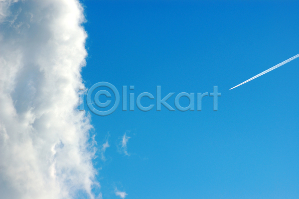 사람없음 JPG 포토 해외이미지 구름(자연) 백그라운드 비행기 비행운 야외 연기 주간 파란색 하늘
