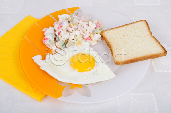 사람없음 JPG 포토 해외이미지 계란프라이 샐러드 식빵 식탁보 실내 아침식사 접시 흰배경