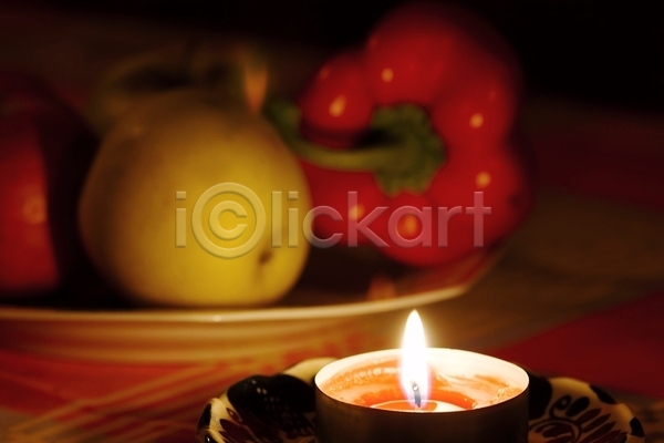 부드러움 사람없음 JPG 포토 해외이미지 과일 불꽃(불) 빛 사과 야간 어둠 음식 저녁 촛불 탁자 화상