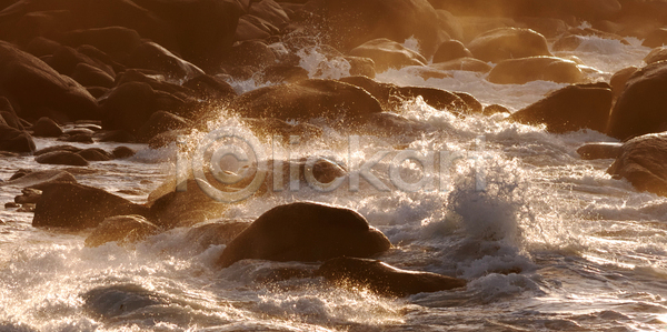 떨어짐 위험 사람없음 JPG 포토 해외이미지 거품 날씨 내추럴 만 모션 물 바다 바람 바위 분무기 암초 에너지 일몰 자연 조류 큼 태양 파도 폭풍 프랑스 해변 해외포토 해일 흰색 힘 힘찬