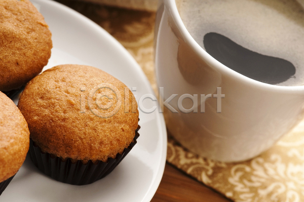 뜨거움 사람없음 JPG 포토 해외이미지 거품 고정 그릇 도자기 라떼 맛 맛있는 머그컵 머핀 산업 시나몬 식당 에스프레소 요리 요식업 음료 음식 초콜릿 카페 카페인 커피 컵 해외포토 향신료