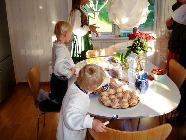 두명 소년 어린이 JPG 포토 해외이미지 가족 내부 노르웨이 라이프스타일 만들기 맑음 배고픔 스칸디나비아 실내 여름(계절) 주방 주택 창문 컵 케이크 탁자 휴가