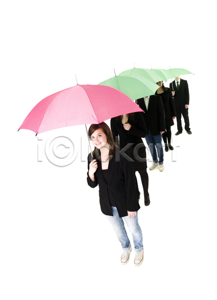 10대 20대 남자 백인 사람 여러명 여자 청소년 JPG 옆모습 포토 해외이미지 가로 갈색머리 기다림 다인종 대학생 분홍색 서기 우산 일렬 초록색 컬러풀 흰배경