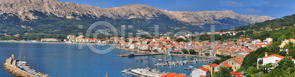 사람없음 JPG 포토 해외이미지 건물 건축양식 교회 만 문화 물 바다 보트 산 서핑 섬 시골 여행 역사 옛날 유럽 자연 지중해 크로아티아 타운 탑 파노라마 파란색 하늘 해외포토 햇빛 휴가