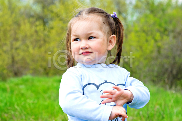 기쁨 행복 사람 아기 어린이 여자 한명 JPG 포토 해외이미지 건강 공원 딸 라이프스타일 미소(표정) 봄 뷰티 야외 얼굴 여름(계절) 자식 자연 작음 초록색