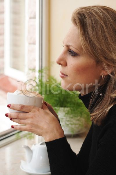 고독 한명 JPG 포토 해외이미지 검은색 금발 기다림 빨간색 생각 창문 카푸치노 커피 컵 표정