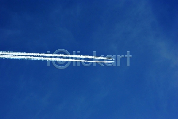 순수 사람없음 JPG 포토 해외이미지 공군 구름(자연) 비행기 비행운 야외 에어쇼 연기 제트기 주간 파란색 하늘