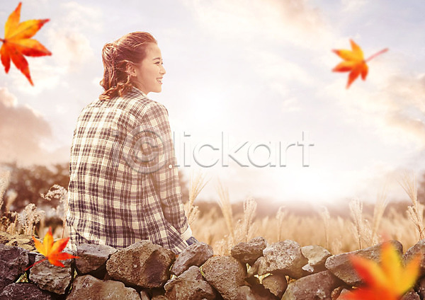 즐거움 행복 20대 사람 성인여자한명만 여자 한국인 한명 PSD 뒷모습 아웃포커스 편집이미지 가을(계절) 가을여행 가을풍경 갈대(식물) 구름(자연) 낙엽 단풍 돌담 상반신 식물 앉기 여행 자연 풍경(경치) 하늘