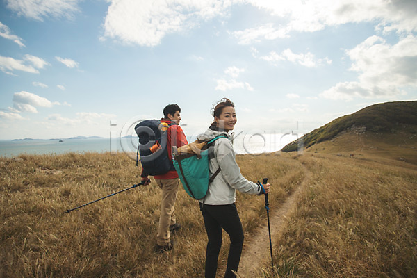 다정 30대 남자 두명 사람 성인 성인만 여자 한국인 JPG 뒷모습 포토 걷기 뒤돌아보기 등산 미소(표정) 배낭 산 섬 손잡기 야외 여행 옹진군 인천 전신 주간 커플 커플라이프 트래킹 하늘