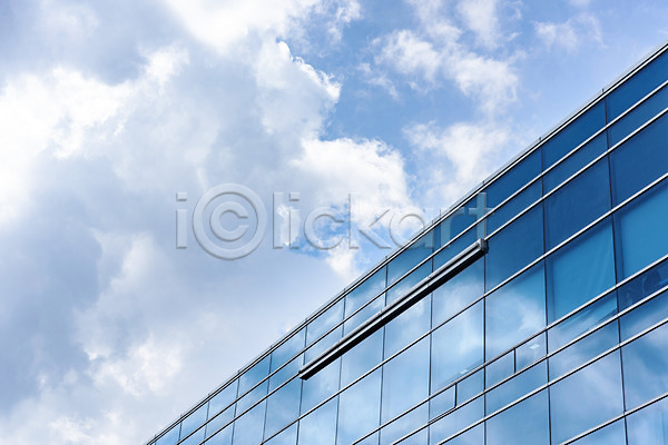 시원함 사람없음 JPG 로우앵글 포토 건물 구름(자연) 맑음 뭉게구름 반사 빌딩 야외 여름(계절) 여름풍경 옥상 자연 주간 풍경(경치) 하늘 하늘색