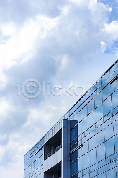 시원함 사람없음 JPG 로우앵글 포토 건물 구름(자연) 맑음 뭉게구름 반사 빌딩 야외 여름(계절) 여름풍경 옥상 자연 주간 풍경(경치) 하늘 하늘색