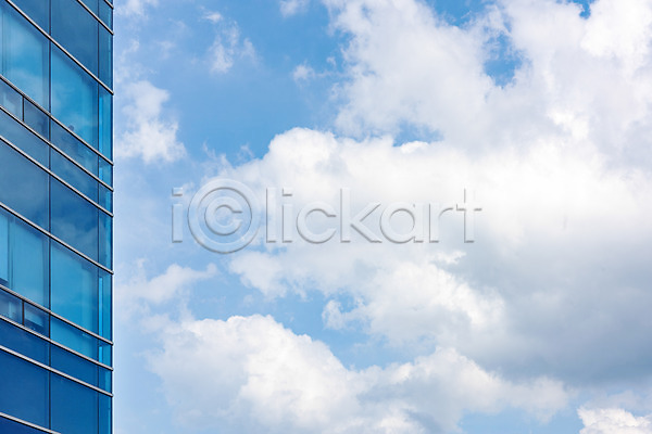 시원함 사람없음 JPG 포토 건물 구름(자연) 맑음 뭉게구름 반사 빌딩 야외 여름(계절) 여름풍경 옥상 자연 주간 풍경(경치) 하늘 하늘색