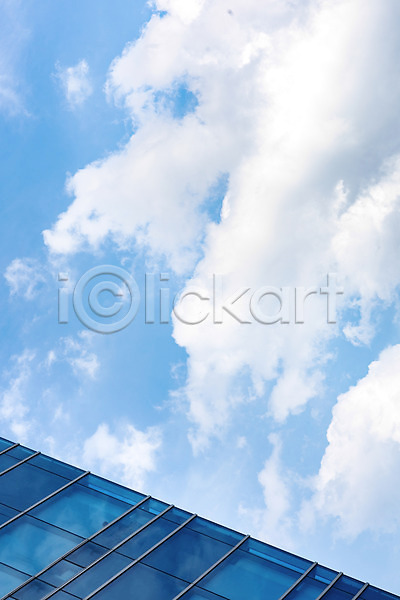 시원함 사람없음 JPG 로우앵글 포토 건물 구름(자연) 맑음 뭉게구름 빌딩 야외 여름(계절) 여름풍경 옥상 자연 주간 풍경(경치) 하늘 하늘색