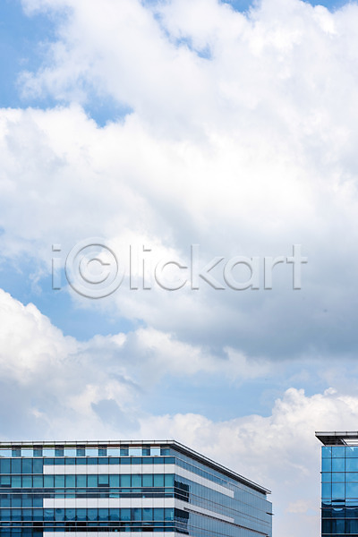 시원함 사람없음 JPG 포토 건물 구름(자연) 맑음 뭉게구름 빌딩 야외 여름(계절) 여름풍경 옥상 자연 주간 풍경(경치) 하늘 하늘색