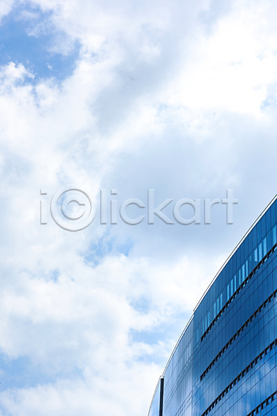 시원함 사람없음 JPG 로우앵글 포토 건물 구름(자연) 맑음 뭉게구름 반사 빌딩 야외 여름(계절) 여름풍경 옥상 자연 주간 파란색 풍경(경치) 하늘 하늘색