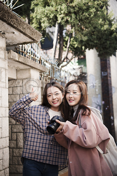 우정 즐거움 20대 두명 성인 성인여자만 여자 한국인 JPG 앞모습 포토 골목길 국내여행 낭만적 동인천 들기 미소(표정) 상반신 서기 야외 여대생 여행 우먼라이프 주간 최고 친구 카메라