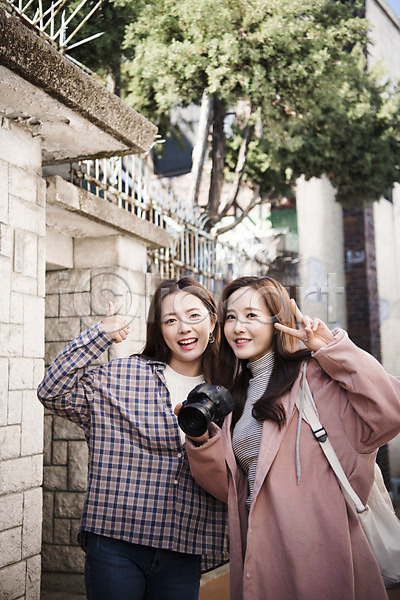 우정 즐거움 20대 두명 성인 성인여자만 여자 한국인 JPG 앞모습 포토 골목길 국내여행 낭만적 동인천 들기 미소(표정) 브이 상반신 서기 야외 여대생 여행 우먼라이프 주간 최고 친구 카메라