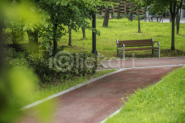 휴식 사람없음 JPG 아웃포커스 포토 건물 공원 길 나무 벤치 야외 여름(계절) 울타리 의자 자연 잔디 조용함 주간 풍경(경치) 휴식처 힐링