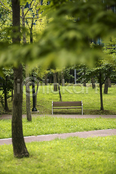 휴식 사람없음 JPG 아웃포커스 포토 건물 공원 길 나무 벤치 야외 여름(계절) 의자 자연 잔디 조용함 주간 풍경(경치) 휴식처 힐링