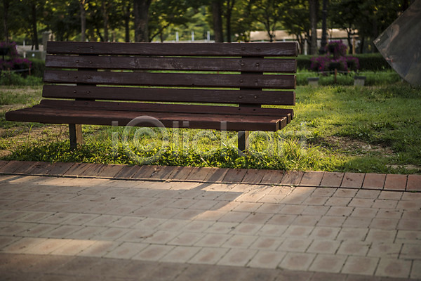 휴식 사람없음 JPG 아웃포커스 포토 공원 꽃 나무 벤치 야외 여름(계절) 의자 자연 잔디 조용함 주간 풍경(경치) 휴식처 힐링