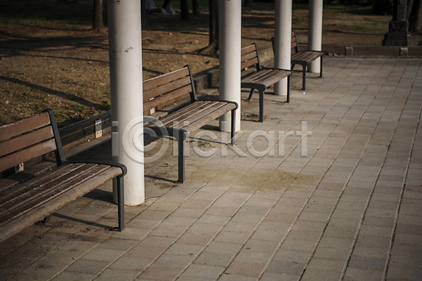 휴식 사람없음 JPG 포토 공원 기둥 벤치 야외 여름(계절) 운동장 의자 자연 조용함 주간 풍경(경치) 화단 휴식처 흙 힐링